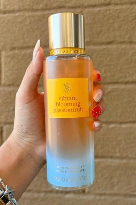 Spray de corp parfumat Victoria`s Secret Vibrant Blooming Passionfruit 250 mlIVET.RO - Reduceri de până la -80%